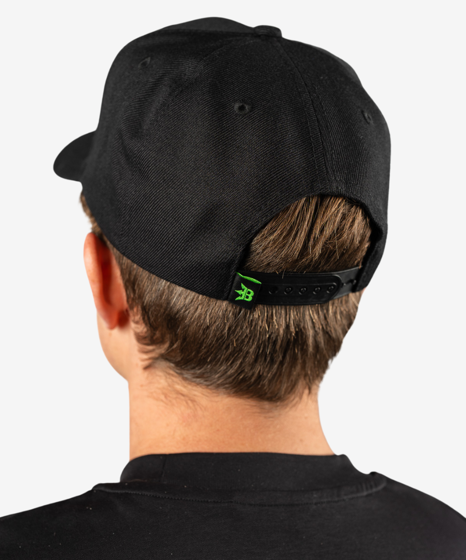 Born Maniac Snapback Cap, unisex black cap with black logo, featuring a wool fabric front, breathable mesh panel, and an adjustable rear strap for a one-size-fits-all fit.